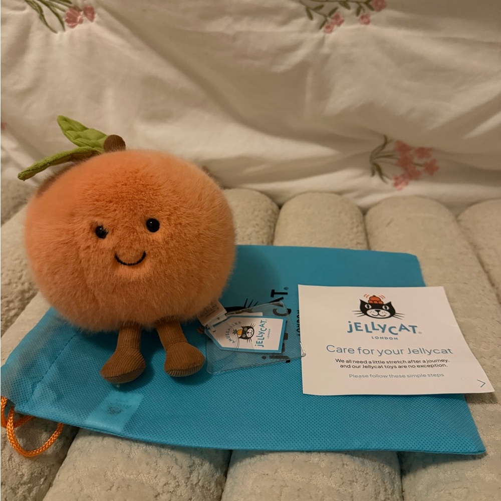 Amuseables Peach 

BNWT

Authentic!

Will come with goodies and jellycat bag